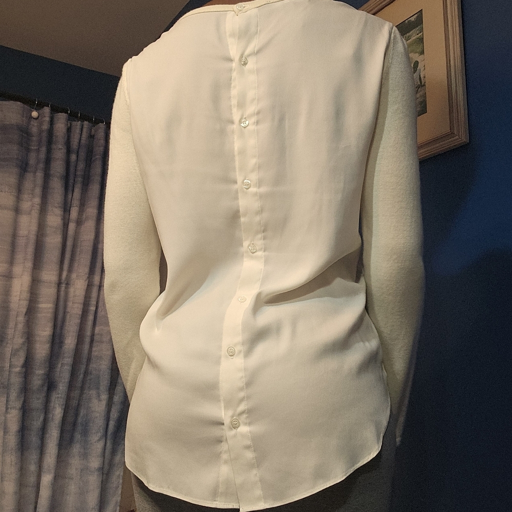 Long sleeve sweater with buttons